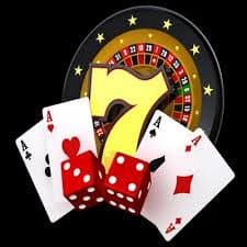 Người dùng đang chơi game slot trên điện thoại di động tại Việt Nam